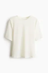 Remera ajustada en punto elástico suave con cuello redondo y manga corta.