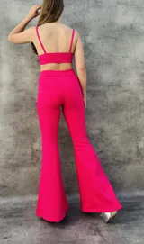 Pantalón Oxford de tiro alto, color rojo, con corte ajustado en la parte superior y acampanado en la parte inferior.