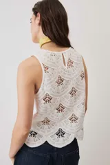 Musculosa blanca de corte recto y escote redondo, confeccionada en tejido de algodón.