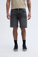 Bermuda de jean de corte recto y largo hasta la rodilla, con lavado desgastado gris.