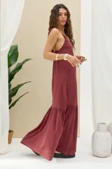 Vestido largo bordó de corte amplio, con tirantes finos ajustables y falda con volados en la parte inferior.