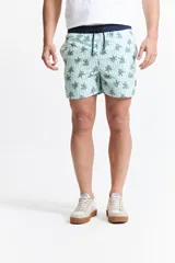 Short de baño estampado con cintura elástica, cordón ajustable, dos bolsillos laterales y uno trasero.