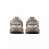 Championes Nike V2K Run de estilo retro-futurista, con diseño en capas de malla y material sintético en tonos beige y gris. Presenta una entresuela robusta con tecnología Cushlon y el logo de Nike en el lateral.