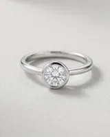 Anillo de plata 925 con piedra circonia redonda engastada en bisel.