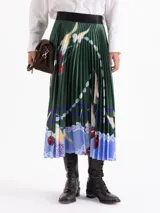 Pollera maxi plisada de sedita Gucci, color verde oscuro con estampado exclusivo de cerezas y detalles en azul y blanco. Tiene elástico satinado en la cintura.