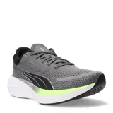 Championes de running Puma Scend Pro, color gris con detalles en negro y una franja en color verde neón en la entresuela. Presentan un diseño de malla transpirable, cierre con cordones y suela blanca con amortiguación.