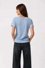 Remera negra de algodón, con cuello en V, mangas cortas, corte al cuerpo y estampa frontal con la frase "Emotionally Unavailable" en letras rosadas.