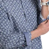 Camisa de hombre Arrow de manga larga con estampado floral en tonos azules y blancos. Tiene cuello clásico, cierre con botones y corte entallado.
