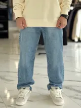 Pantalón de jean celeste de corte oversize y pierna recta.
