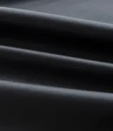 Pantalón de corte wide leg confeccionado en poliuretano con acabado liso que imita el cuero. Presenta cintura elástica con cordón de ajuste, bolsillos laterales embutidos y una silueta fluida y amplia.