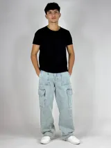 Pantalón jean celeste de corte holgado con bolsillos cargo laterales.