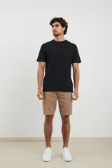 Remera de cuello redondo y manga corta, confeccionada en tejido de algodón pesado.