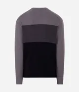 Suéter de corte regular y cuello redondo, confeccionado en viscosa y poliamida con textura de tricot. Presenta diseño de bloques de color en tonos blanco, beige y marrón claro con superficie texturizada.