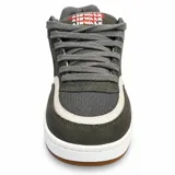 Zapatillas Airwalk modelo Faze Grey, en tonos gris y blanco, con suela blanca y base de goma marrón. Presentan detalles de gamuza, paneles de malla y el logo de la marca en el lateral y la lengüeta.