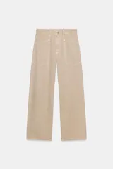 Jeans de tiro medio color beige claro, estilo baggy balloon, con cuatro bolsillos y trabillas en la cintura.