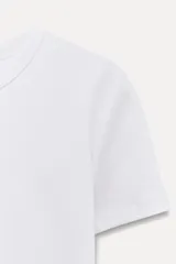 Camiseta de corte regular con cuello redondo y manga corta, confeccionada en tejido de punto interlock elástico y flexible de tacto mullido.