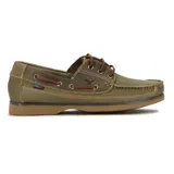 Zapato náutico de hombre, color verde oliva, con cordones de cuero marrón y suela de goma color caramelo. Presenta costuras contrastantes y un pequeño logo de pájaro grabado en el lateral.
