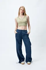 Top cropped negro con capucha, escote cruzado y calce ceñido.