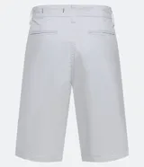 Bermuda masculina de corte recto confeccionada en sarga de algodón. Presenta cierre frontal con botón y cremallera, bolsillos laterales y traseros, y diseño liso sin estampados.