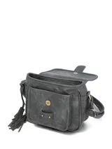 Cartera bandolera de ecocuero gris con solapa de cuero natural, compartimiento principal con broche imantado, bolsillo delantero, bolsillos internos y externos con cierre, correa ajustable y llavero con flecos colgante.