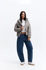 Campera puffer corta con capucha, confeccionada en nylon, con diseño acolchado y cierre frontal con botones a presión.