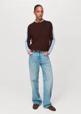 Jersey de punto fino con diseño combinado en bloques de color marrón y celeste. Presenta cuello redondo, corte recto y mangas largas.