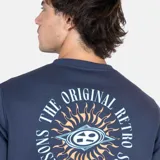 Buzo azul de algodón y poliéster con cuello redondo, mangas largas y puños y cintura acanalados. Estampado circular en el pecho con el logo de Maui and Sons y la leyenda "The Original Retro Surf Co.".
