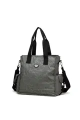 Cartera tipo bolso de Las Oreiro en color verde, con estampado de letras y corazones en tono sobre tono. Cuenta con doble asa superior de cinta negra, correa ajustable extraíble, bolsillos laterales y un aplique metálico con logo en el frente.