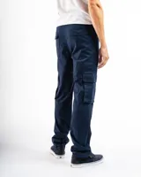 Pantalón cargo de algodón color azul marino, con corte clásico y bolsillos utilitarios laterales.
