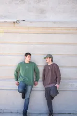 Buzo marrón con cuello redondo y puños y cintura acanalados.