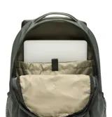 Mochila de 25 litros color verde oliva con tecnología Omni-Shield que repele la humedad. Cuenta con dos compartimentos principales, funda acolchada para laptop de hasta 13 pulgadas, panel trasero transpirable, correas de hombro contorneadas y bolsillos laterales de malla para botellas.