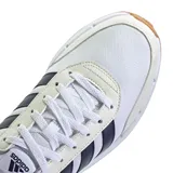 Championes urbanos Adidas Run50S, color blanco con detalles en beige y las icónicas tres tiras en azul oscuro. Presentan una suela de goma color caramelo y un diseño inspirado en el running retro.