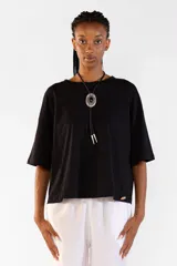 Remera negra de manga corta, confeccionada en 100% algodón con diseño clásico de cuello redondo y corte holgado.