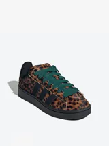 Championes Adidas Campus 00s con estampado animal print de leopardo, detalles en negro y cordones verdes.
