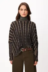 Sweater de punto con diseño de rayas verticales en relieve y textura trenzada, color terracota y beige. Presenta cuello redondo, corte holgado y diseño cropped.