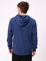 Canguro azul marino con capucha, cierre frontal, bolsillos tipo canguro y logo de la marca en el pecho.