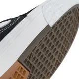 Championes Vans modelo Skate Old Skool con tecnología Wafflecup, color negro con detalles en blanco. Presentan una combinación de materiales en la capellada, cordones blancos, la icónica banda lateral de Vans y una suela de goma resistente con diseño de waffle.