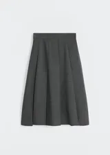 Falda midi gris con pliegues anchos en la parte delantera y corte acampanado.