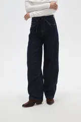 Pantalon de jean estilo barrel leg, de tiro medio, con bolsillos laterales y traseros, y ajuste con cordón en la cintura.