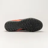 Championes de fútbol Umbro ILLUSION F5, color negro con detalles en naranja y logo de la marca en blanco.