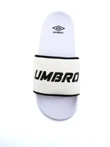 Chancletas Umbro modelo Ilo para hombre, color negro con tira ancha texturizada, bordes blancos y logo de la marca estampado en el empeine.
