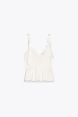 Top de satén rosado con escote en pico y tirantes finos que se atan con lazos.