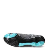 Championes de fútbol Umbro modelo Legacy Hg, color negro con detalles en turquesa. Presentan una textura geométrica en el empeine, cierre con cordones y suela con tapones para césped.