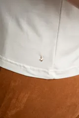 Remera blanca de manga corta abullonada con textura de puntos en relieve, escote redondo y calce holgado.