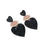 Aros colgantes con forma de corazón y labios, con glitter.