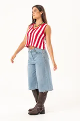 Bermuda de jean celeste, de tiro medio, con bolsillos delanteros y traseros.