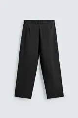 Pantalón de corte relaxed fit, con cintura ajustable, bolsillos delanteros y bolsillo trasero de plastrón. Presenta cierre frontal con cremallera y botón.