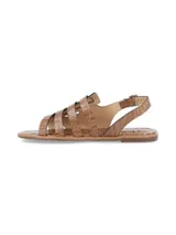 Sandalias planas de cuero color marrón con diseño de tiras cruzadas estilo romano y textura efecto cocodrilo. Cuenta con tira ajustable con hebilla metálica en el tobillo y suela baja.