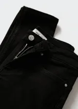 Jeans de corte skinny con efecto push-up, tiro bajo y diseño de cinco bolsillos. Confeccionados en tejido elástico de mezcla de algodón.