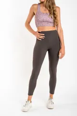 Legging deportivo de tiro alto en color negro, con ajuste ceñido al cuerpo y diseño minimalista.
